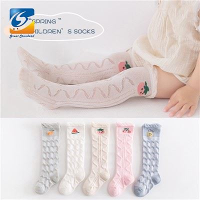 Vớ cao đến đầu gối cho trẻ em đầy màu sắc